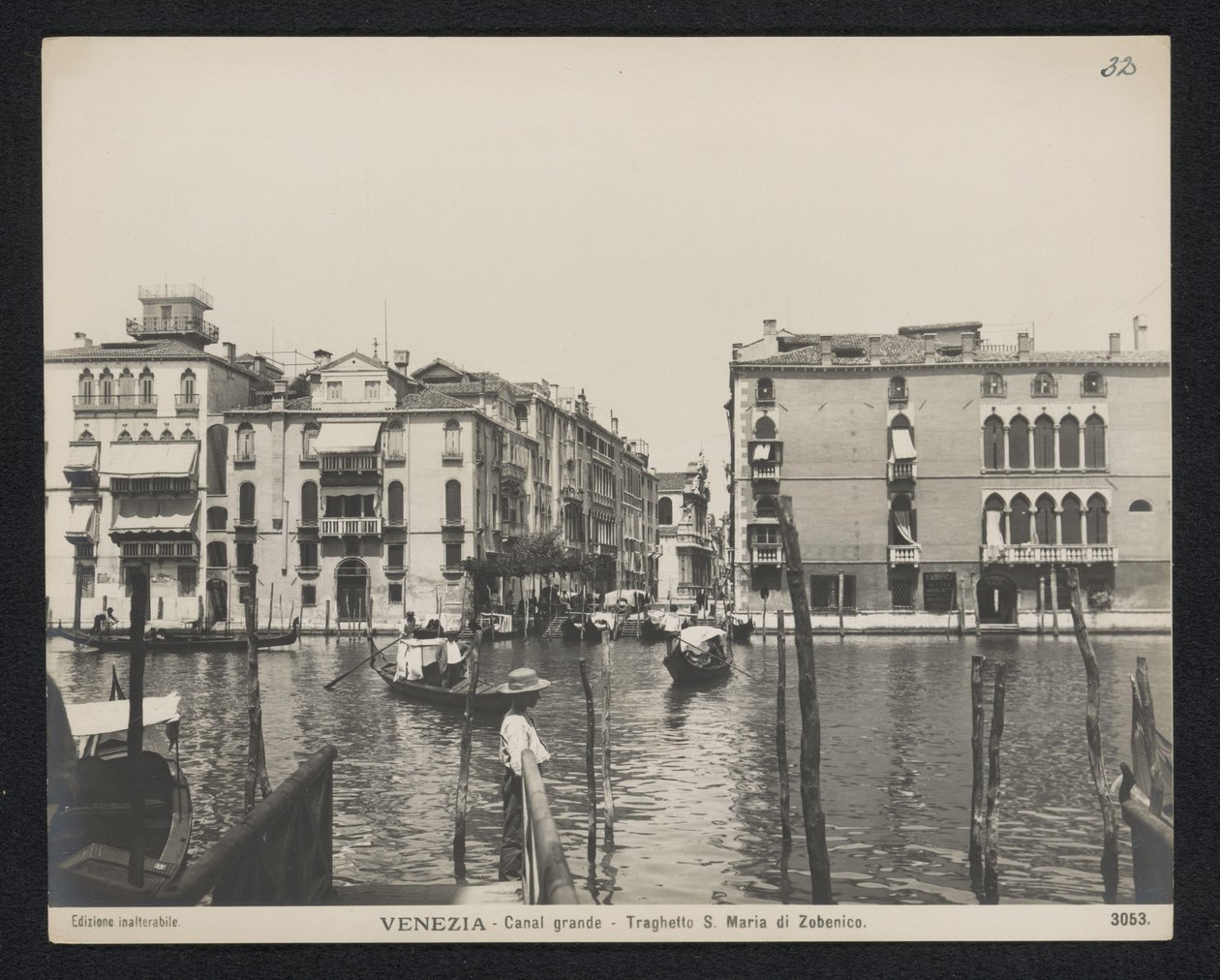 Veerboten naar de Church of Santa Maria del Giglio te Venetië Wenecja - Canal Grande - prom S. Maria di Zobenico (tytuł na obiekcie) autorstwa Neue Photographische Gesellschaft