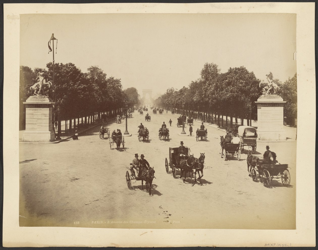 Paryż: Avenue des Champs-Elysées autorstwa Neurdein freres