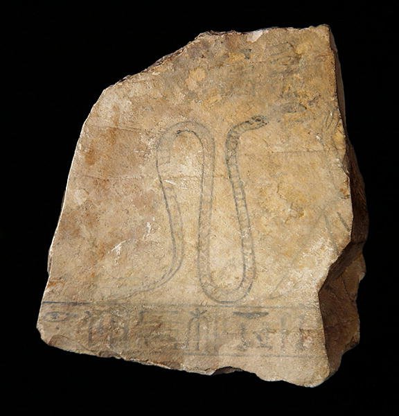 Ostracon ozdobiony szkicem kobiety klęczącej przed wężową boginią, prawdopodobnie z Deir el-Medina, XIX-XX dynastia, 1200-1153 pne (malowany wapień) (patrz także 76554) autorstwa New Kingdom Egyptian