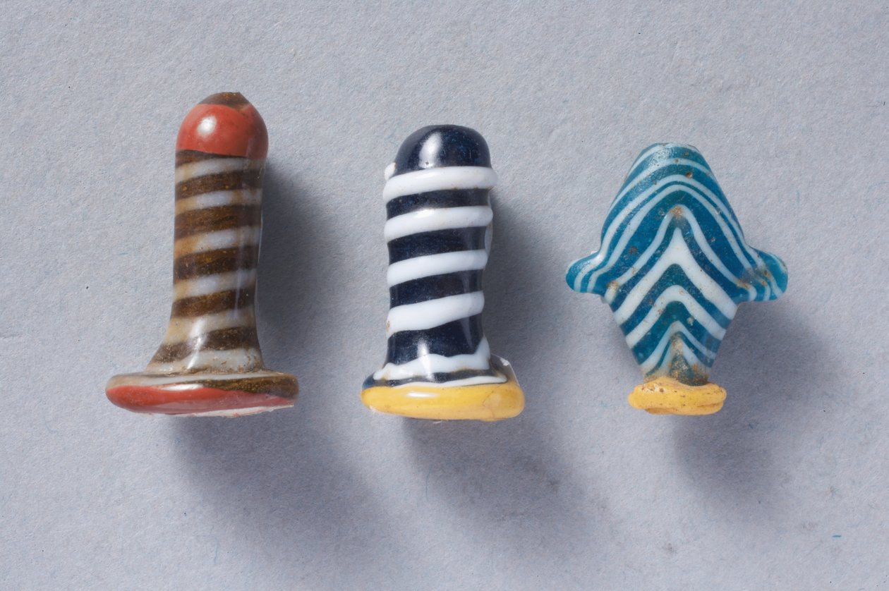 Dwa szklane kolczyki i jeden amulet serca Ib (szkło) autorstwa New Kingdom Egyptian