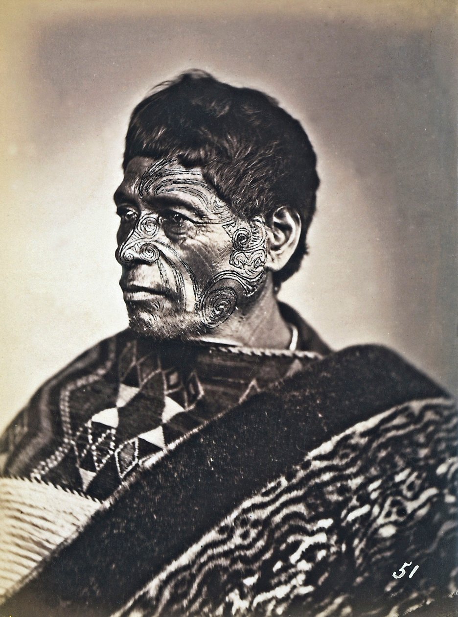 Portret Maorysa z wytatuowaną twarzą, ok. 1886-88 autorstwa New Zealand Photographer