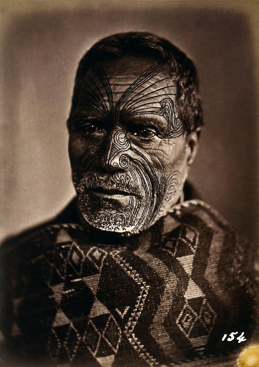 Portret Maorysa z wytatuowaną twarzą, ok. 1886-88 autorstwa New Zealand Photographer