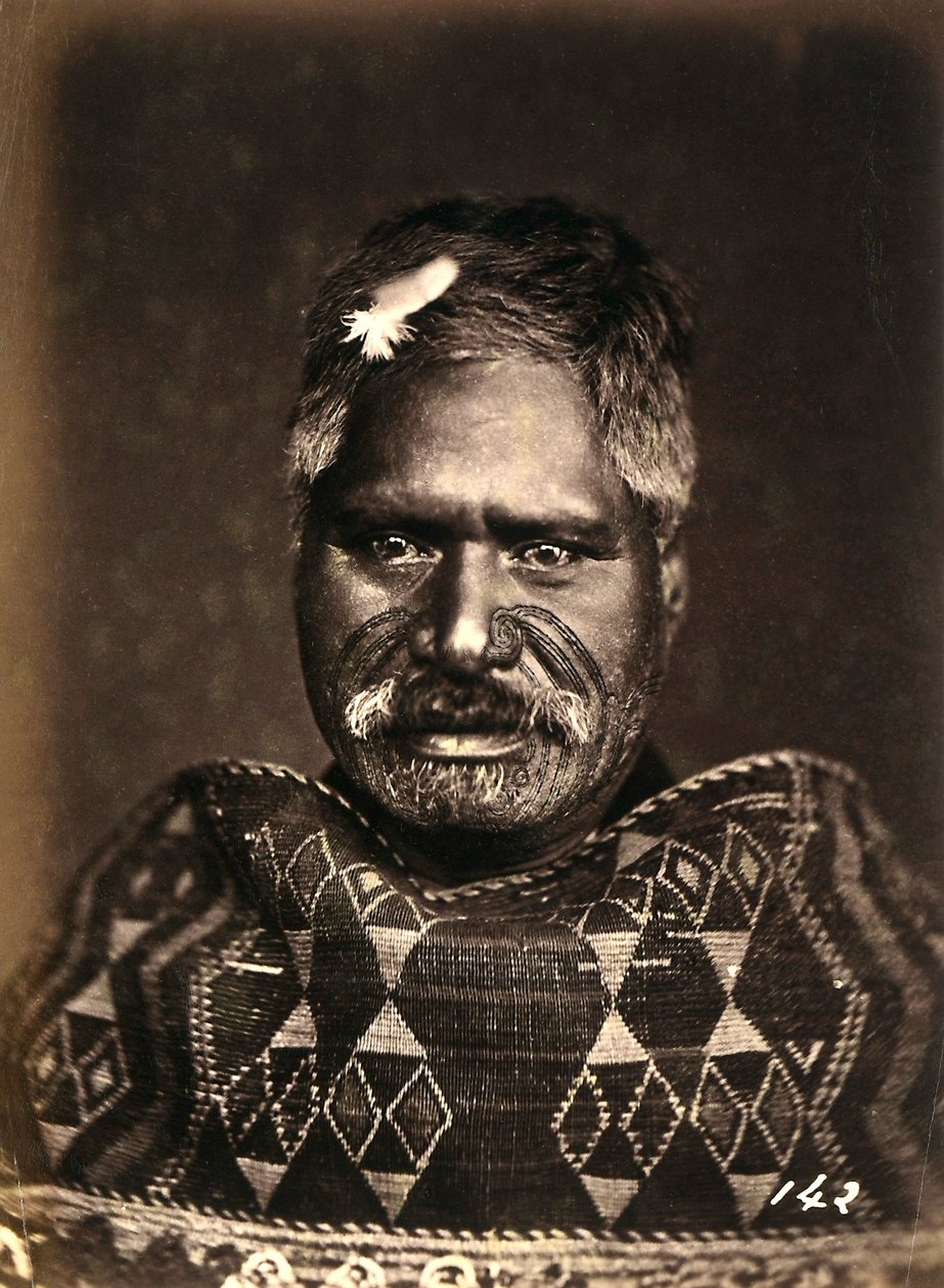 Portret Maorysa z wytatuowaną twarzą, ok. 1886-88 autorstwa New Zealand Photographer