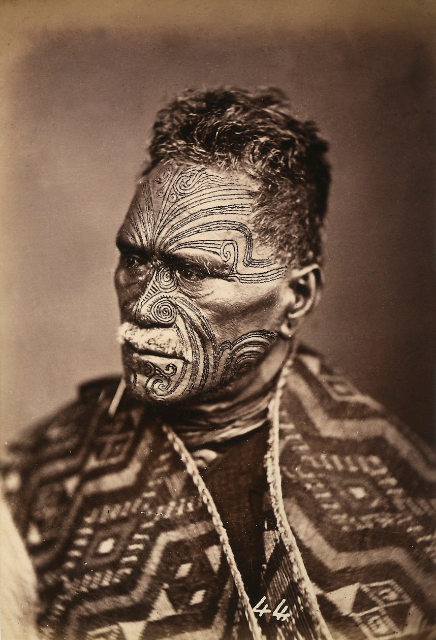 Portret Maorysa z wytatuowaną twarzą, ok. 1886-88 autorstwa New Zealand Photographer