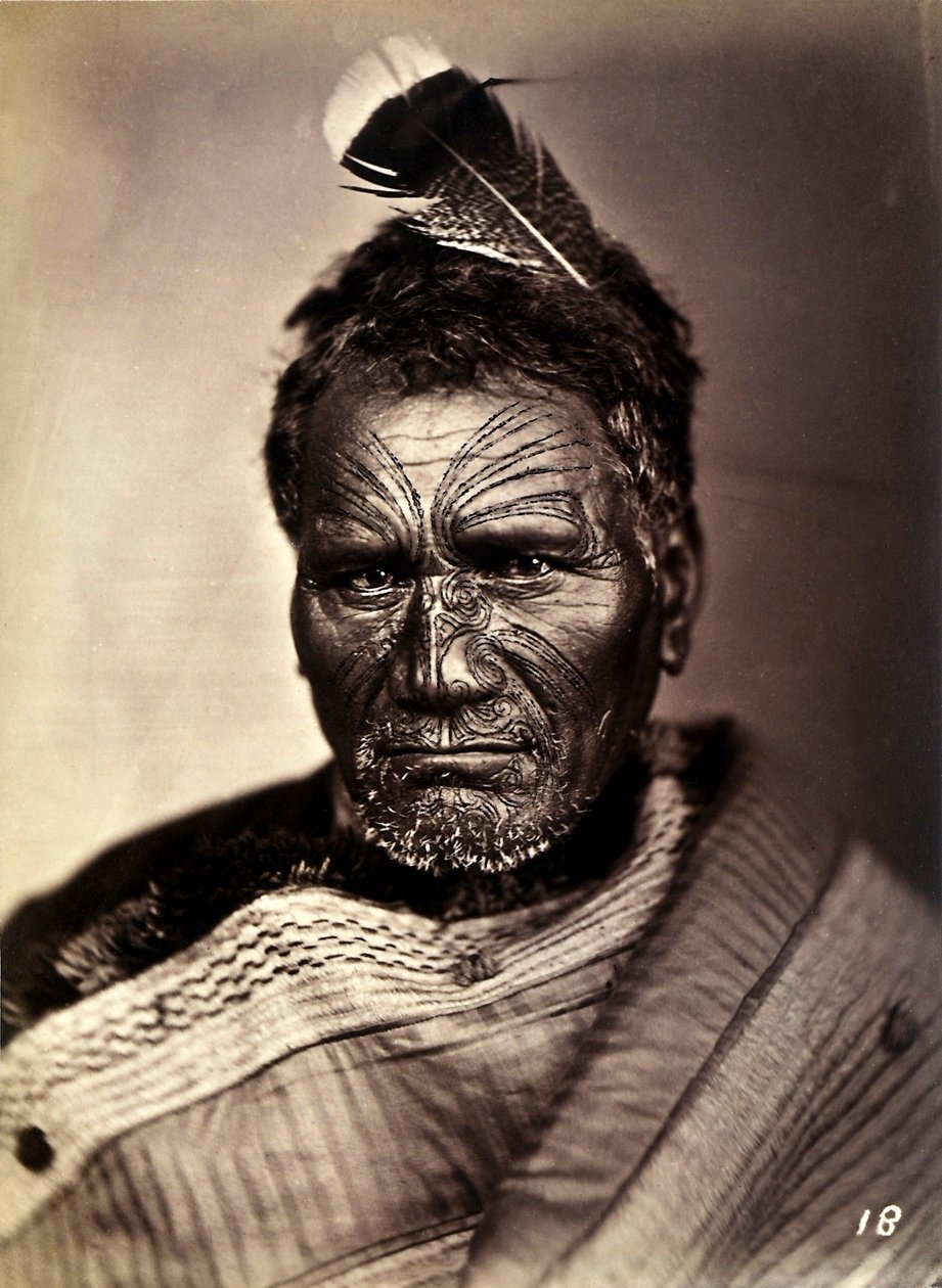 Portret Maorysa z wytatuowaną twarzą, ok. 1886-88 autorstwa New Zealand Photographer