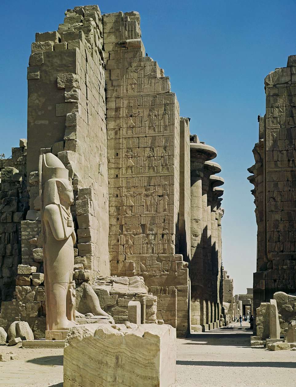 Widok na Wielki Dwór, wejście do Sali Hypostylowej i posąg Ramzesa II (ok. 1279-1213 pne) w Świątyni Amona autorstwa New Kingdom Egyptian