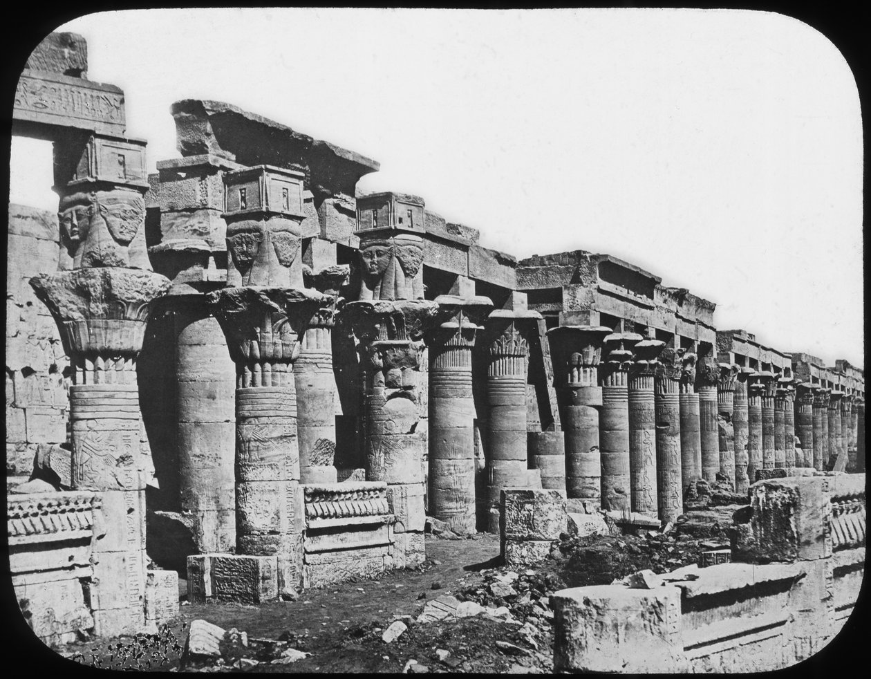 Kolumnada, Świątynia Philae, Egipt, ok. 1890 r. autorstwa Newton and Co