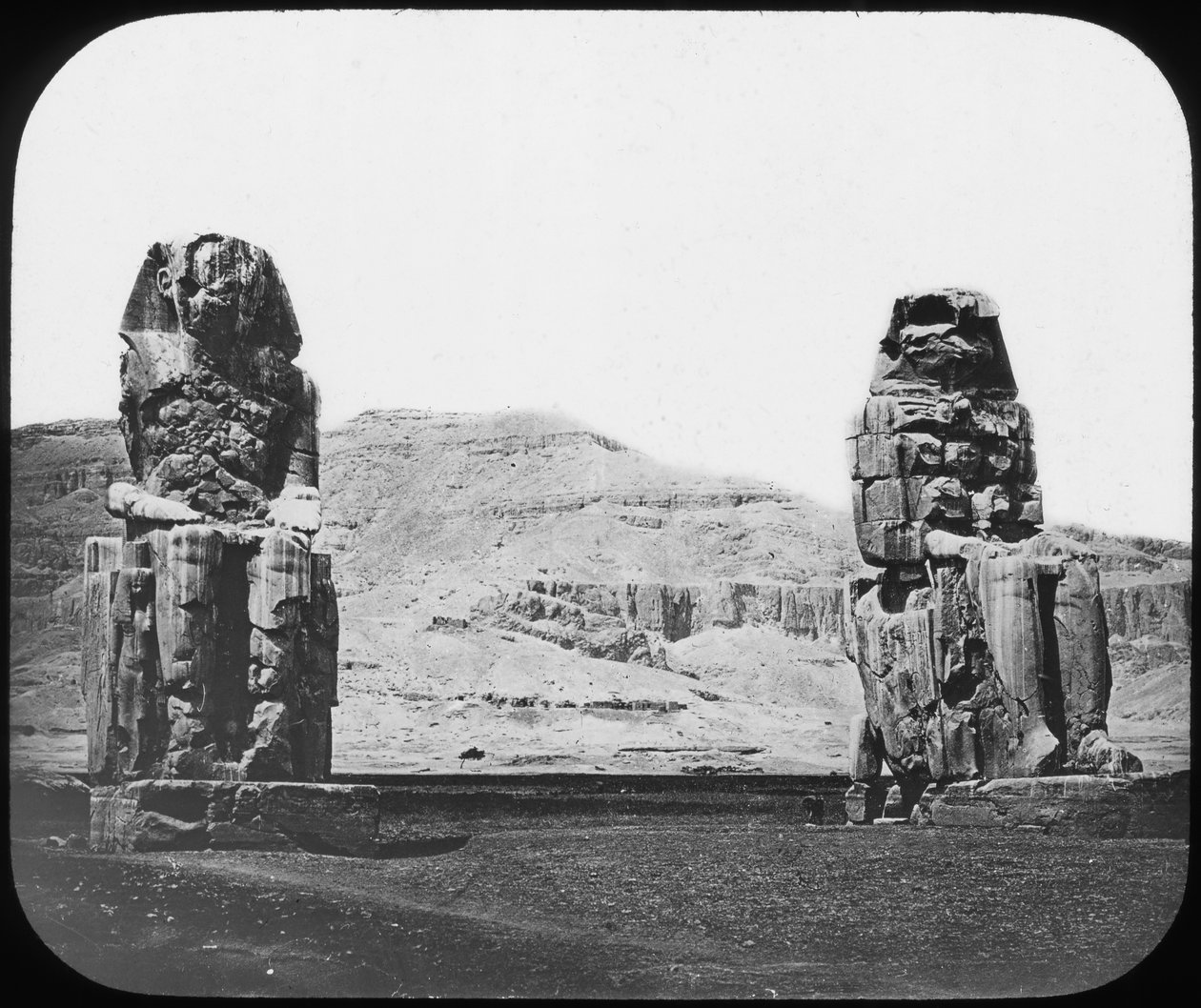 Kolosy Memnona, Teby Luksorskie, Egipt, ok. 1890 r. autorstwa Newton and Co
