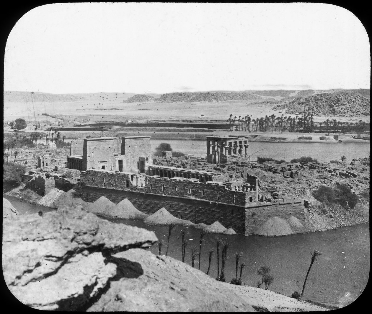 Widok ogólny ruin, Philae, Egipt, ok. 1890. autorstwa Newton and Co