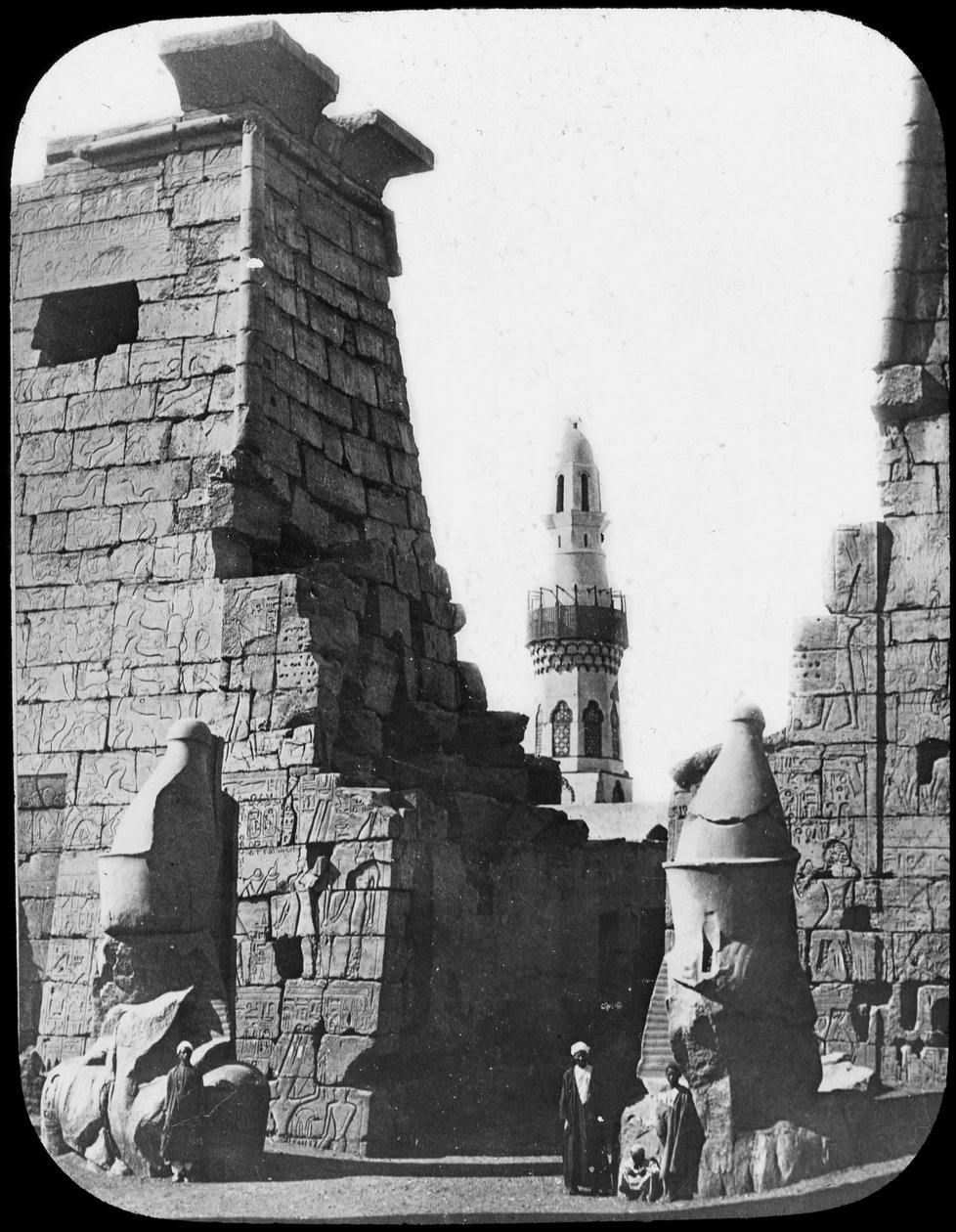 Minaret i ruiny świątyni w Luksorze, Luksor, Egipt, ok. 1890 r. Zjeżdżalnia latarni autorstwa Newton and Co