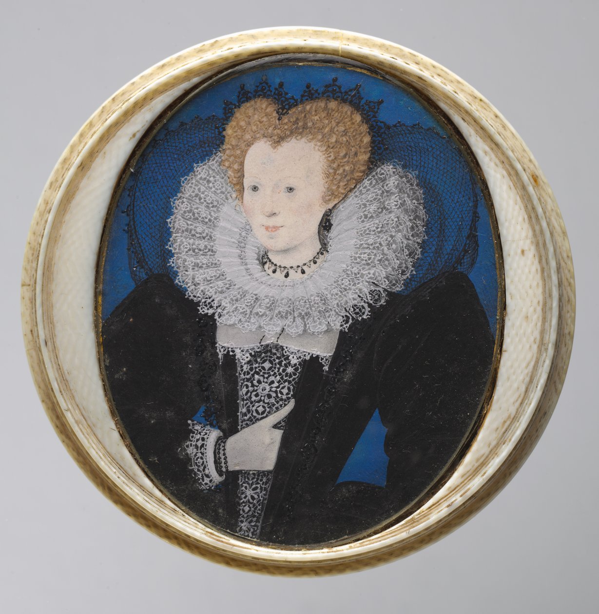 Portret kobiety, ok. 1590 (akwarela na welinie w oryginalnej kopercie z kości słoniowej) autorstwa Nicholas Hilliard