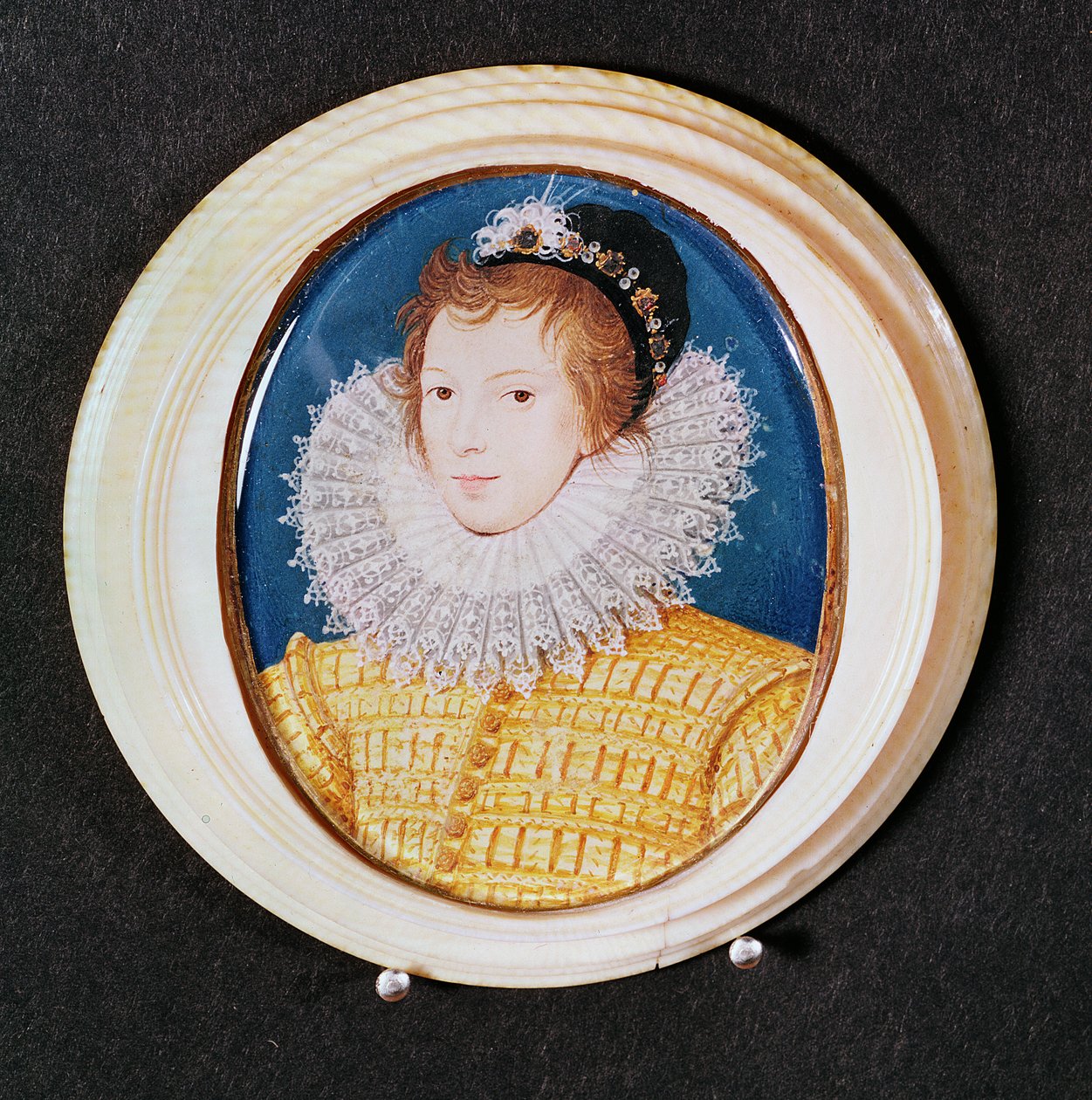 Portret młodego mężczyzny w czarnej czapce i wysokiej kryzie autorstwa Nicholas Hilliard