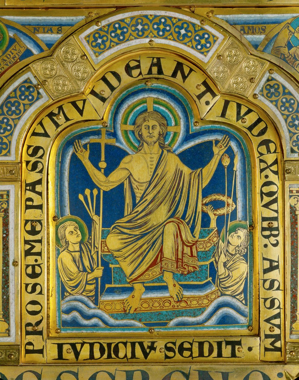 Chrystus zasiada na sądzie, święci niosą narzędzia jego męki... (emalia na złoconej miedzi) autorstwa Nicholas of Verdun