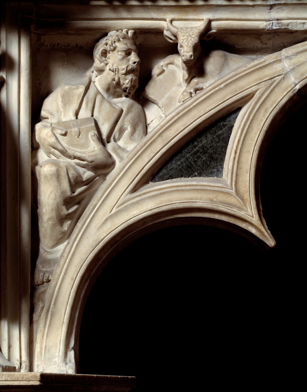 Sztuka gotycka: św. Łukasz Ewangelista, fragment łuków marmurowej ambony autorstwa Nicola Pisano