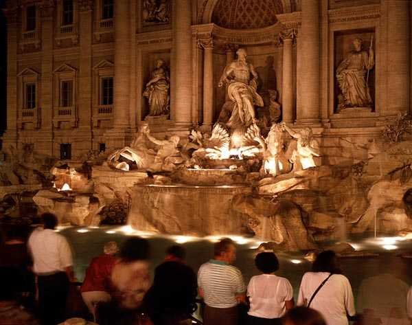 Widok na Fontannę di Trevi nocą, zbudowaną w latach 1732-62 (marmur) autorstwa Nicola Salvi