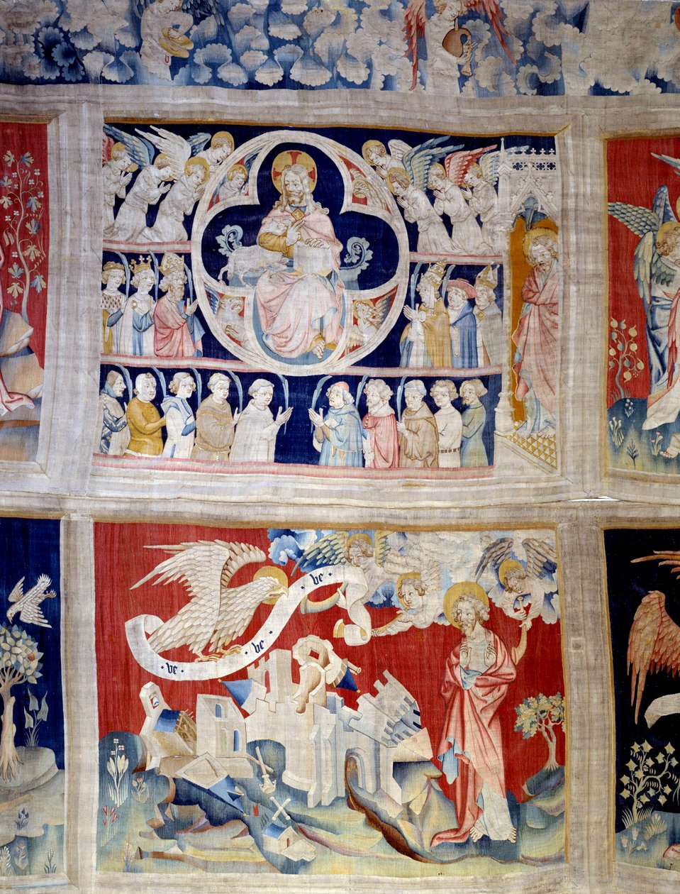 Kurtyna Apokalipsy (1373-1383), n. 13: Bóg i Baranek, symbol Chrystusa. Poniżej, n. 20, trzej aniołowie uwalniają moce. Gobelin Nicolasa Bataille