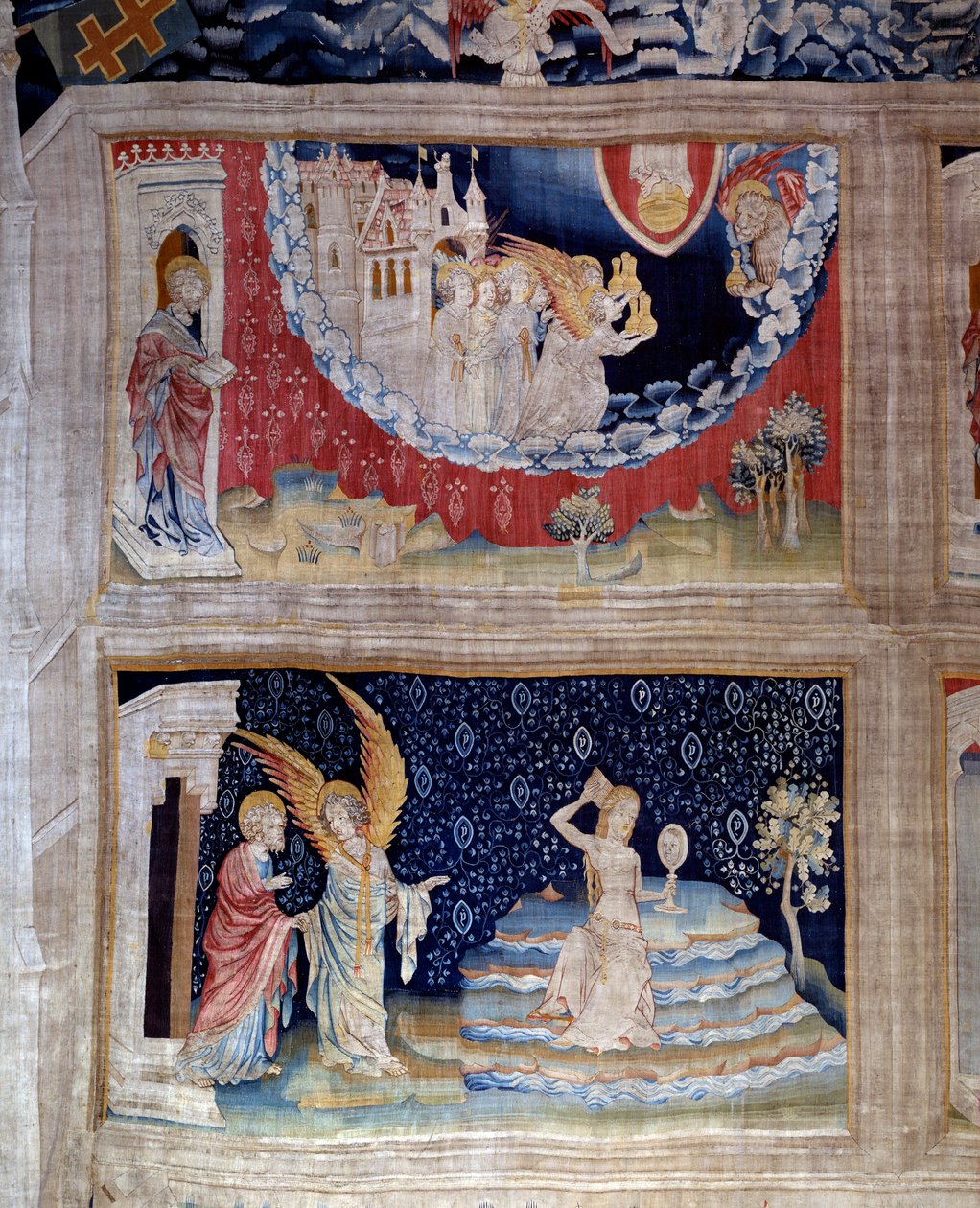 Kurtyna Objawienia (1373-1383) nr 64: anioł pokazuje Janowi potępienie Babilonu, symbolu bałwochwalstwa, który uczynił wszystkie narody swoimi pobożnościami. Na dole: Babilon, prostytutka w służbie szatana grzeje włosy na blond przed lustrem autorstwa Nicolas Bataille