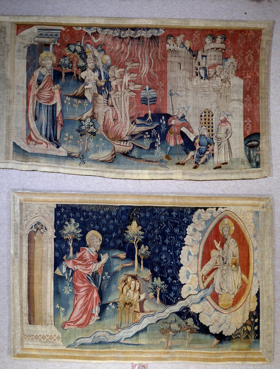 Zawieszenie Objawienia (1373-1383), n. 72: Szatan oblega Miasto. N. 74: Święty Jan przed Chrystusem. Gobelin Nicolasa Bataille