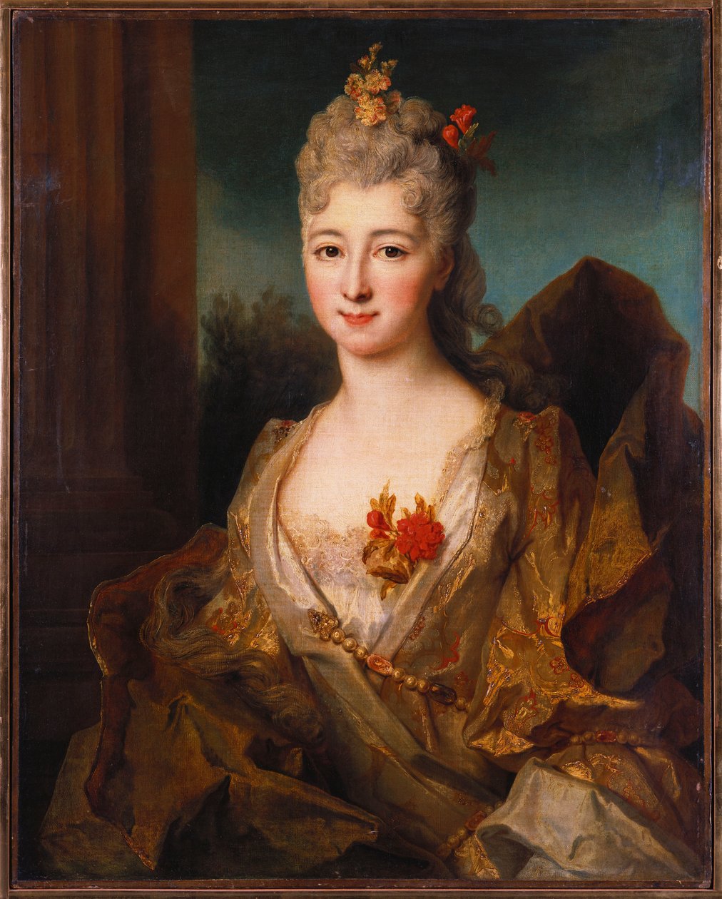 Portret damy, pół długości, w biało-złotej haftowanej sukience, z kwiatami we włosach autorstwa Nicolas de Largillière