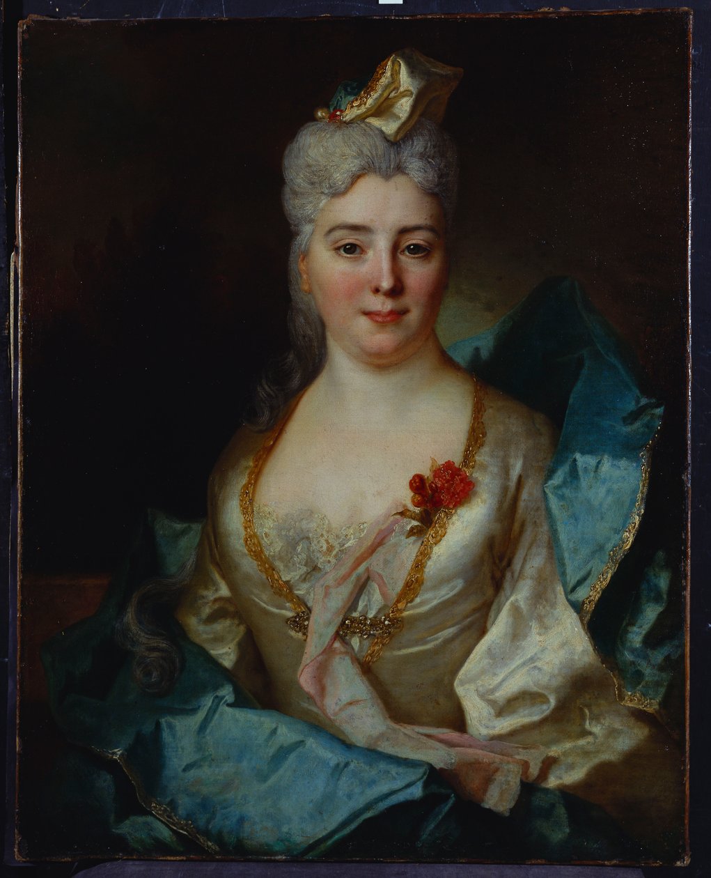 Portret damy ubranej w białą sukienkę i niebieski płaszcz autorstwa Nicolas de Largillière