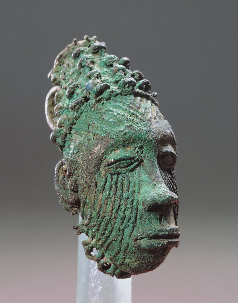 Wisiorek przedstawiający ludzką głowę, Igbo-Ukwu, IX-X w. (brąz ołowiowy) autorstwa Nigerian