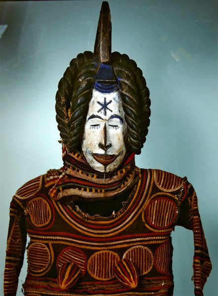 Maska Mawo, Ibo (drewno, farba i tkanina) autorstwa Nigerian