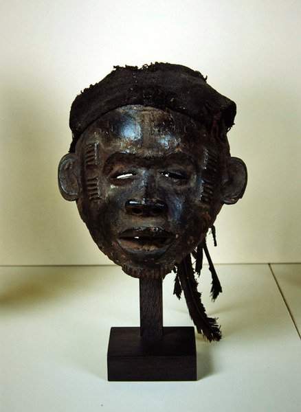 Maska Ogoja (drewno, bawełna i pióro) autorstwa Nigerian