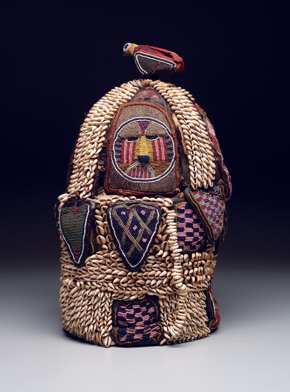 House of the Head Shrine (ile ori), od końca XIX do początku XX wieku (skóra, muszle kauri, szklane paciorki, tkaniny i metal) autorstwa Nigerian School