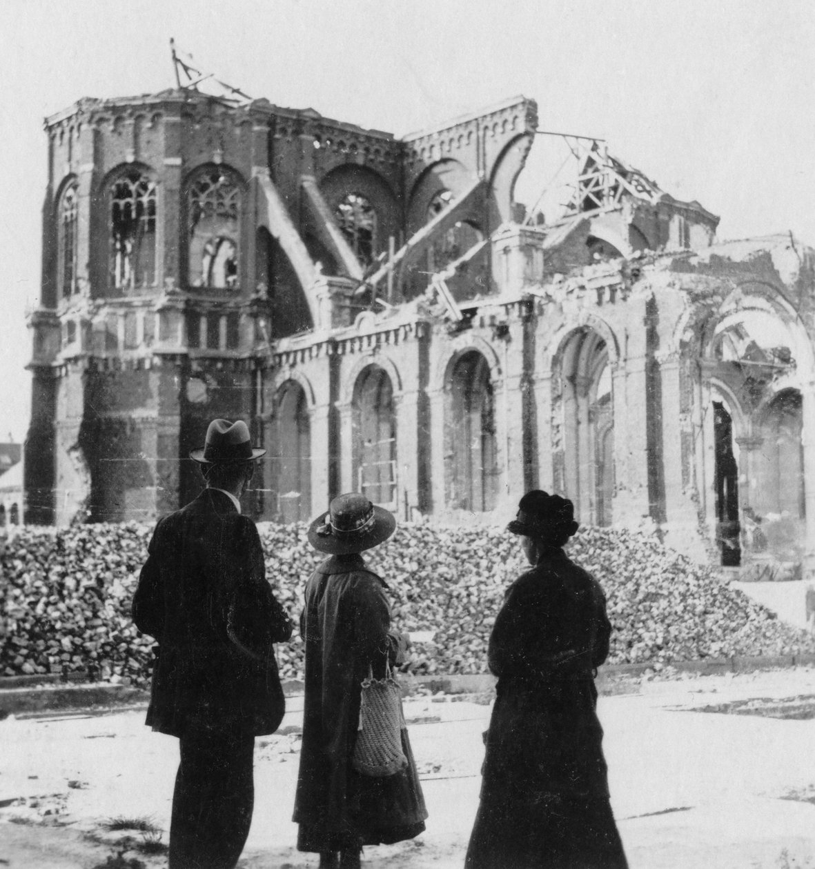 Uszkodzenie kościoła Notre Dame, Armentières, Francja, I wojna światowa, c1914-c1918 autorstwa Nightingale and Co