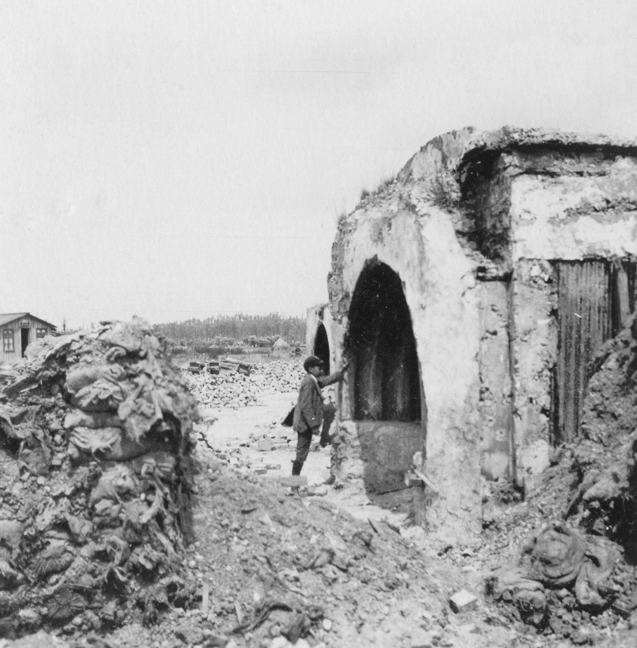 Ziemianka betonowa i wyłożona żelazem falistym, I wojna światowa, c1914-c1918 autorstwa Nightingale and Co
