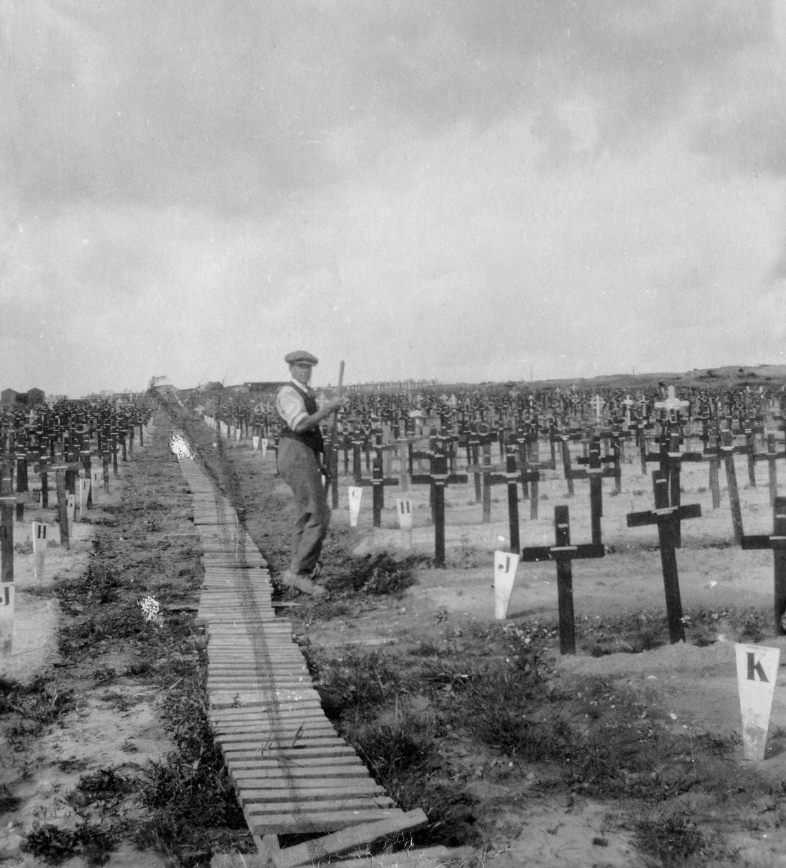 Cmentarz Hooge Crater, niedaleko Ypres, Belgia, I wojna światowa, c1917-c1918 autorstwa Nightingale and Co