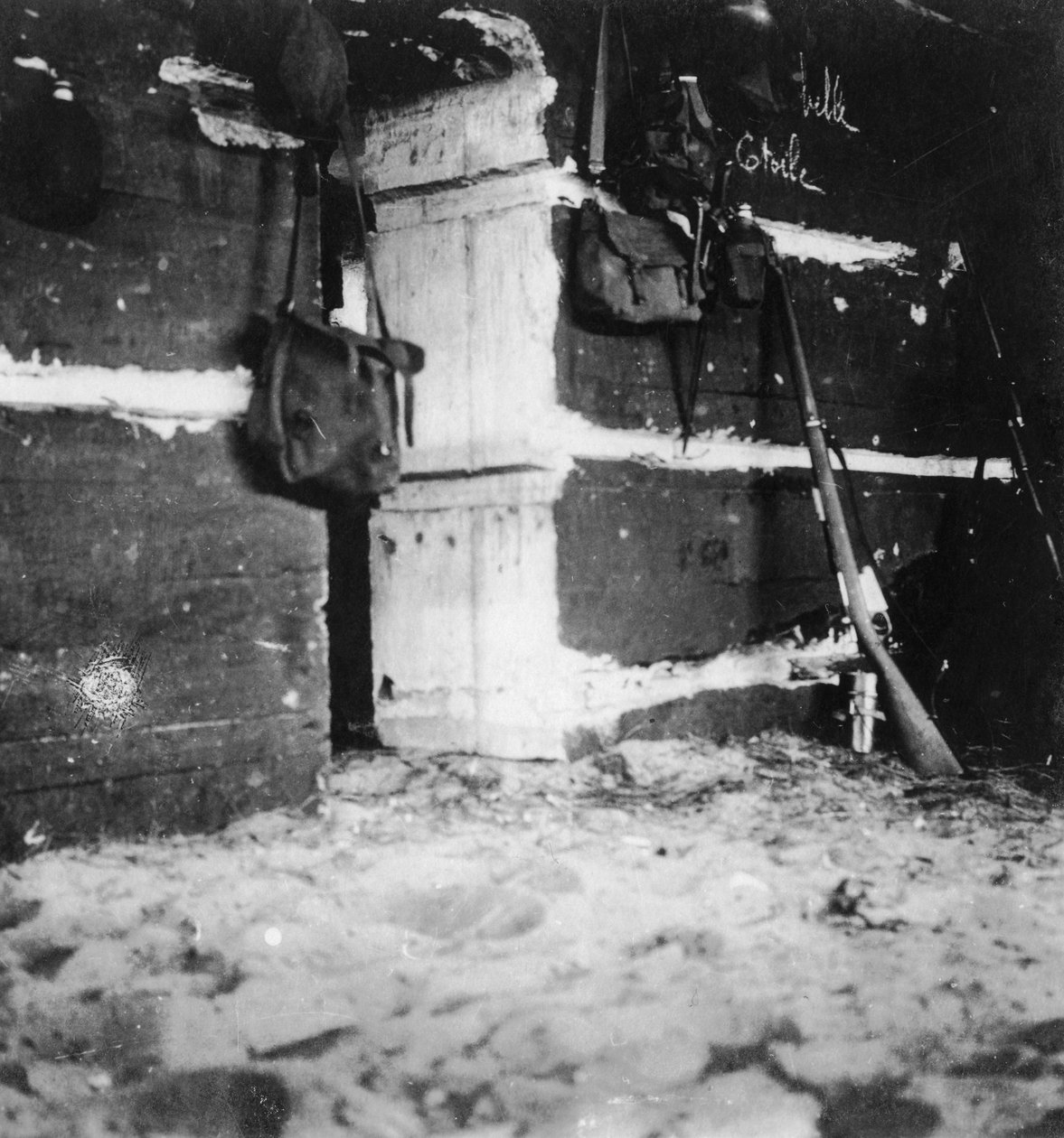 Wnętrze niemieckiej ziemianki, I wojna światowa, ok. 1914-c1918. autorstwa Nightingale and Co