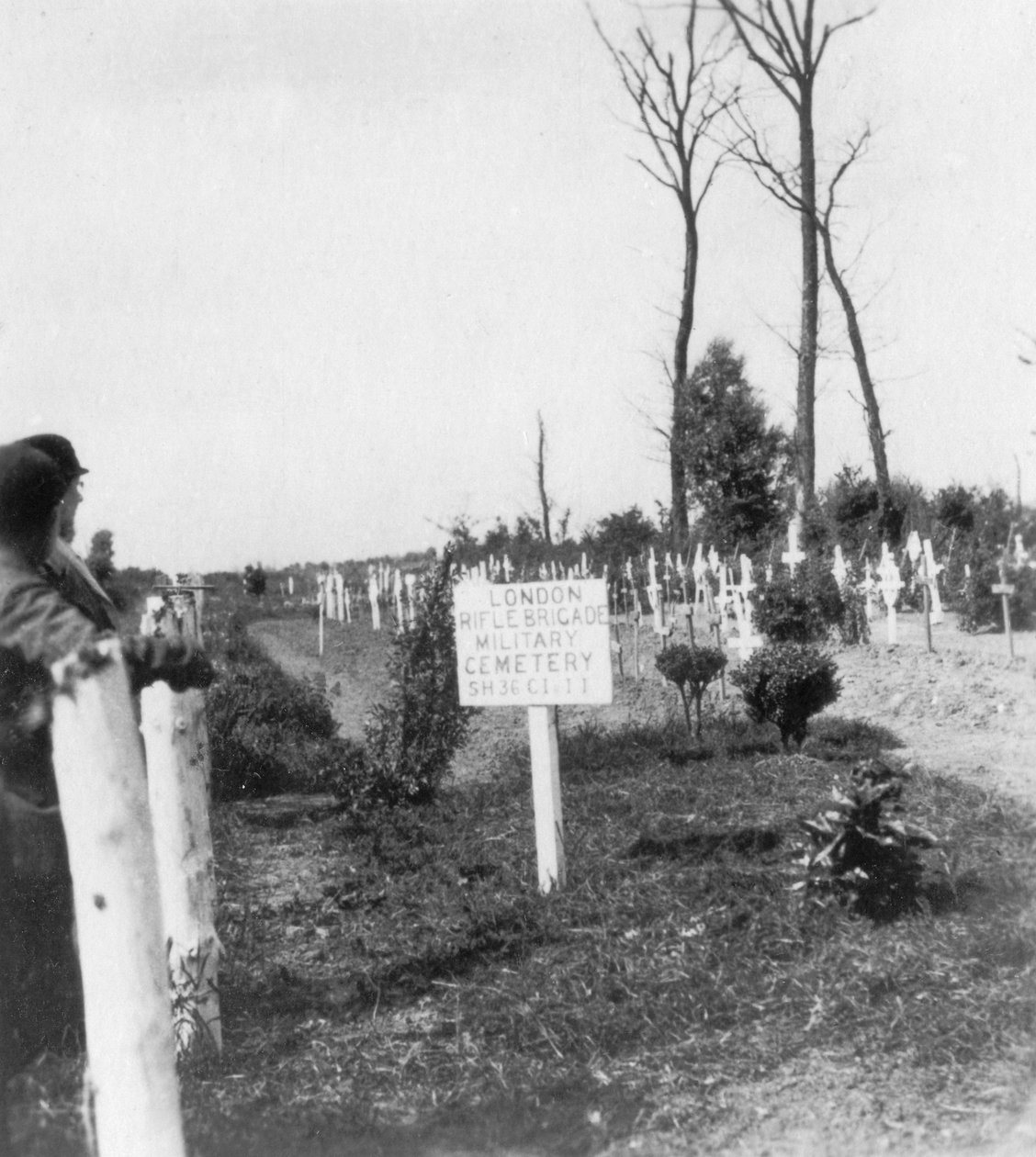 Cmentarz Brygady Strzelców Londyńskich, Ploegsteert, Belgia, I wojna światowa, c1918 autorstwa Nightingale and Co