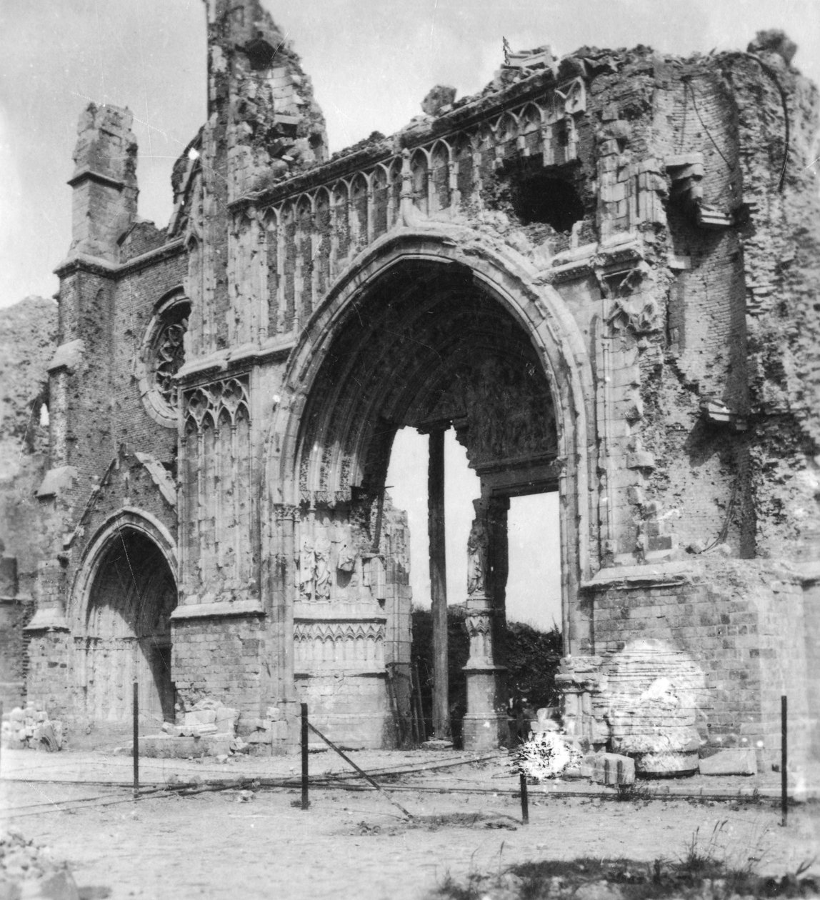 Ruiny katedry, Ypres, Belgia, I wojna światowa, c1914-c1918 autorstwa Nightingale and Co