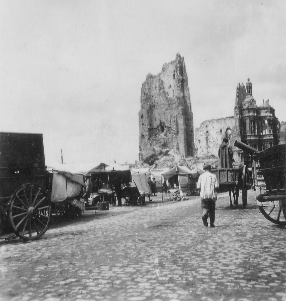 Hotel de Ville, Arras, Francja, I wojna światowa, c1914-c1918 autorstwa Nightingale and Co