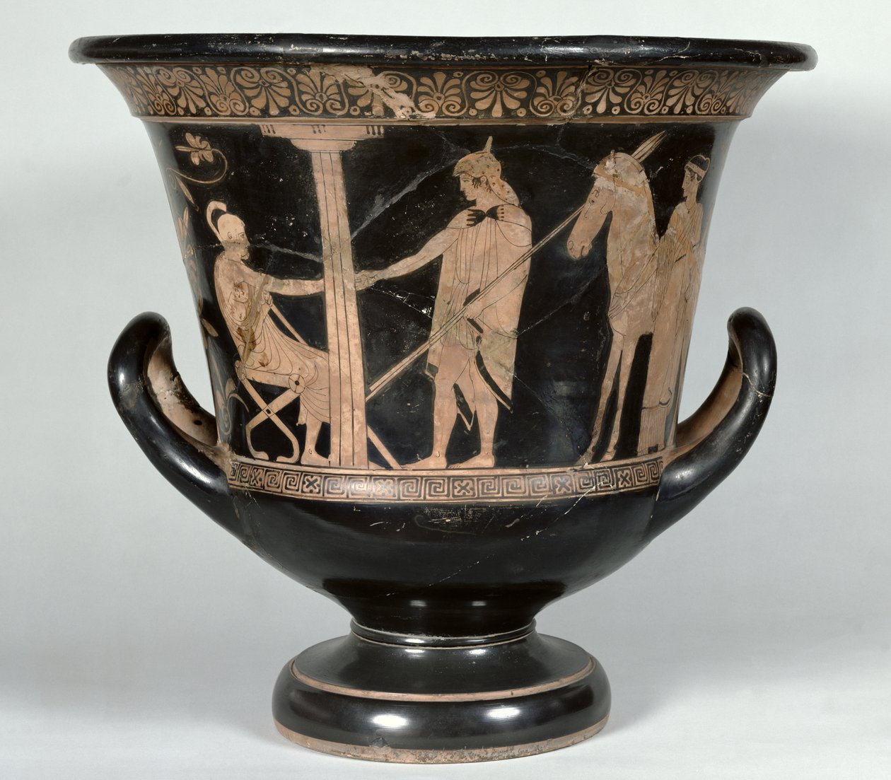Czerwonofigurowy krater poddasza przedstawiający powracającego z wojny hoplitę (ceramika) (patrz także 39291) autorstwa Niobid Painter