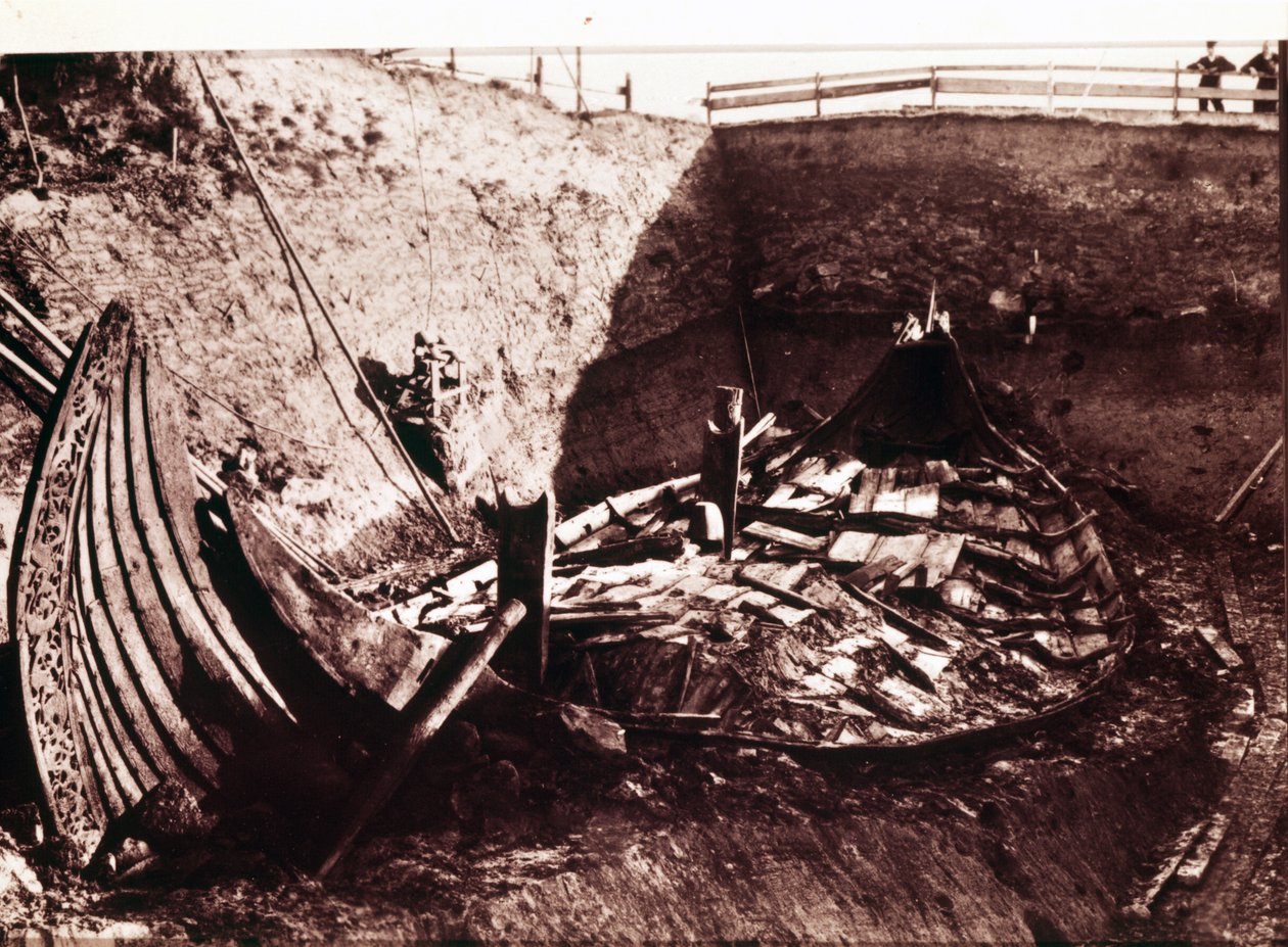 Wykopaliska długiego statku Oseberg Viking z IX wieku odkryte w Norwegii, 1904 autorstwa Norwegian Photographer