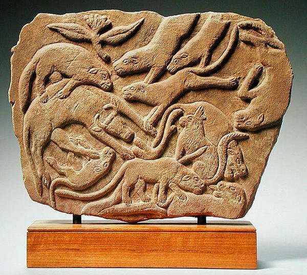 Płaskorzeźba przedstawiająca psy powalające krowę, IV-V w. (piaskowiec) autorstwa Nubian Nubian