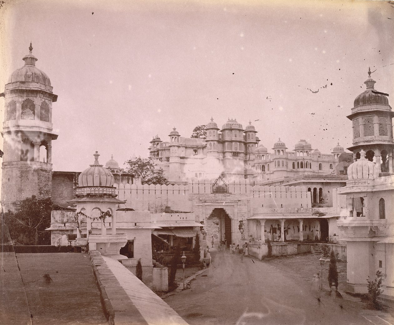 Widok na Pałac Miejski z bramą wejściową na pierwszym planie, Udaipur autorstwa O.S. Baudesson
