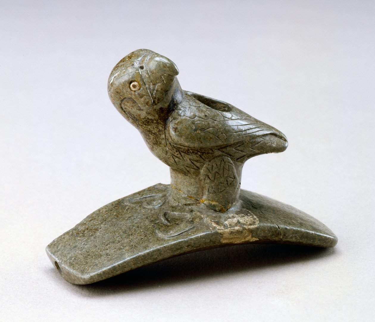 Fajka z wizerunkiem sokoła, 200 pne - 100 ne (kamień i perła rzeczna) autorstwa Ohio Hopewell culture