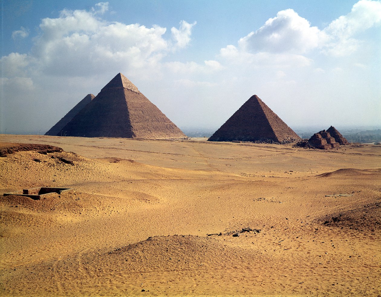Widok piramid Cheopsa, Chefrena i Mycerinusa autorstwa Old Kingdom Egyptian