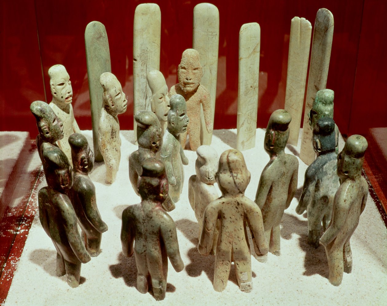 Ofiarowanie szesnastu postaci męskich, z La Venta, Tabasco, okres przedklasyczny, IX w. p.n.e. do I w. n.e. (jadeit) autorstwa Olmec