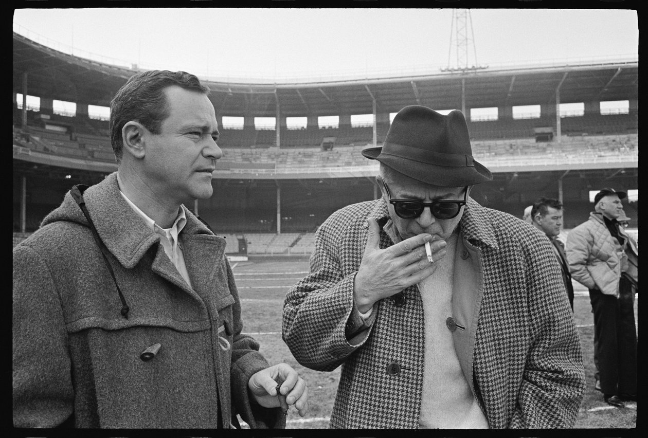 Billy Wilder i Jack Lemmon na planie „Ciasteczko z wróżbą” autorstwa Orlando Suero