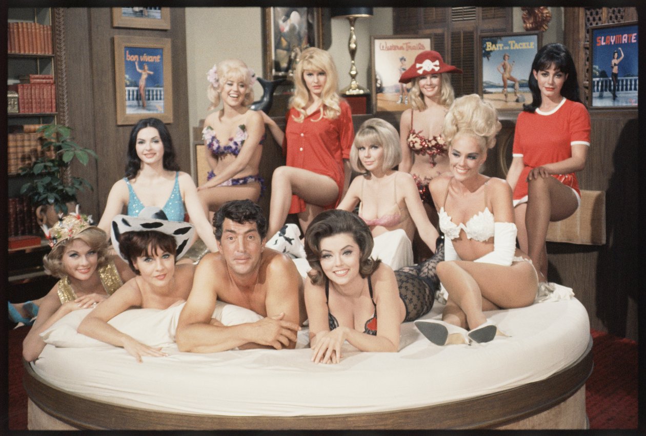 Dean Martin jako Matt Helm i dziewczyny na planie „The Silencers” autorstwa Orlando Suero