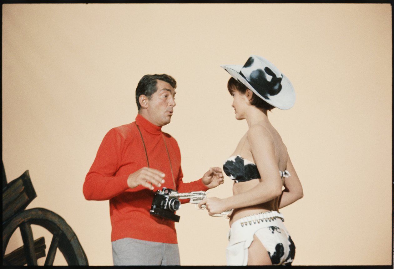 Dean Martin jako Matt Helm na planie „The Silencers” autorstwa Orlando Suero