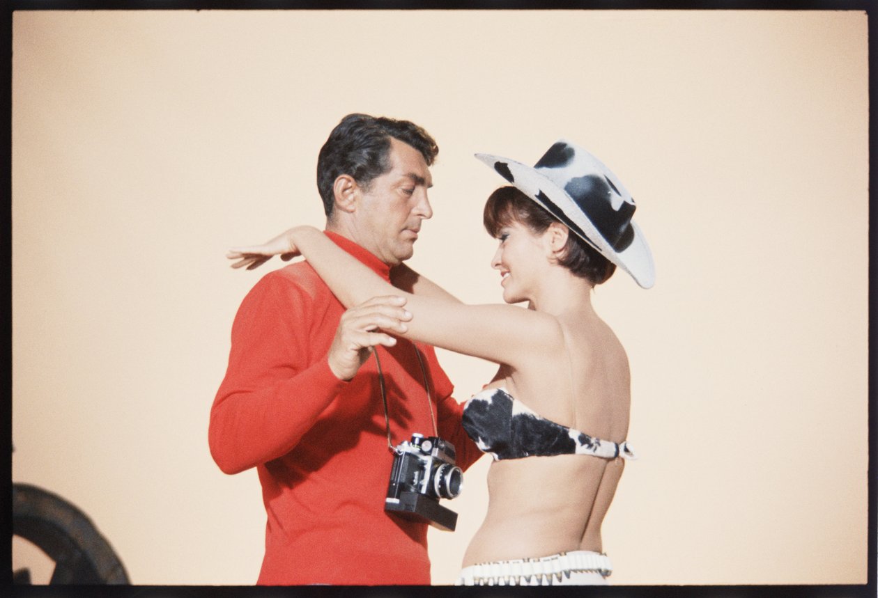 Dean Martin jako Matt Helm na planie „The Silencers” autorstwa Orlando Suero
