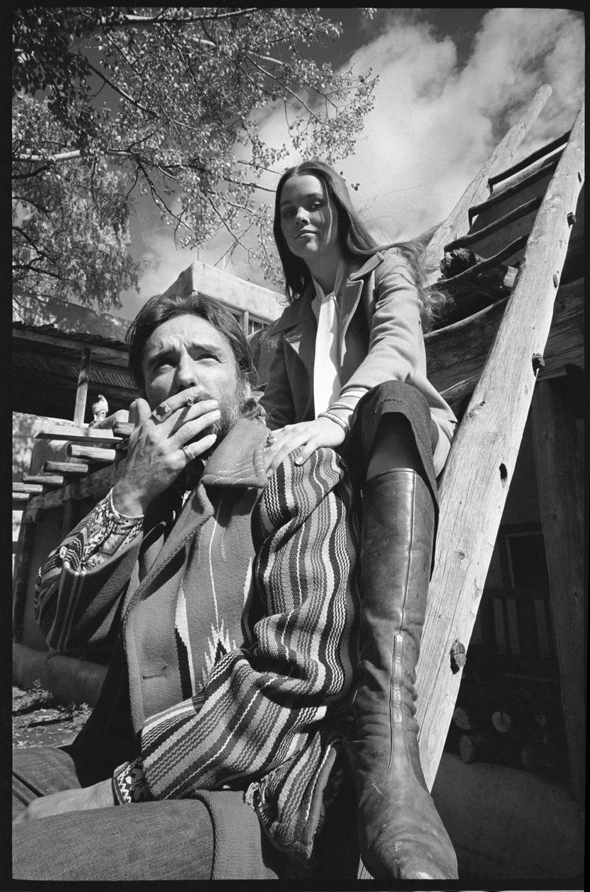 Dennis Hopper i żona Michelle Phillips na drabinie w Nowym Meksyku autorstwa Orlando Suero