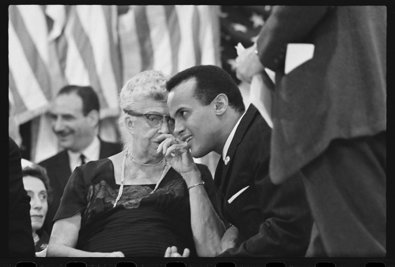 Eleanor Roosevelt z Harrym Belafonte na wiecu wyborczym autorstwa Orlando Suero
