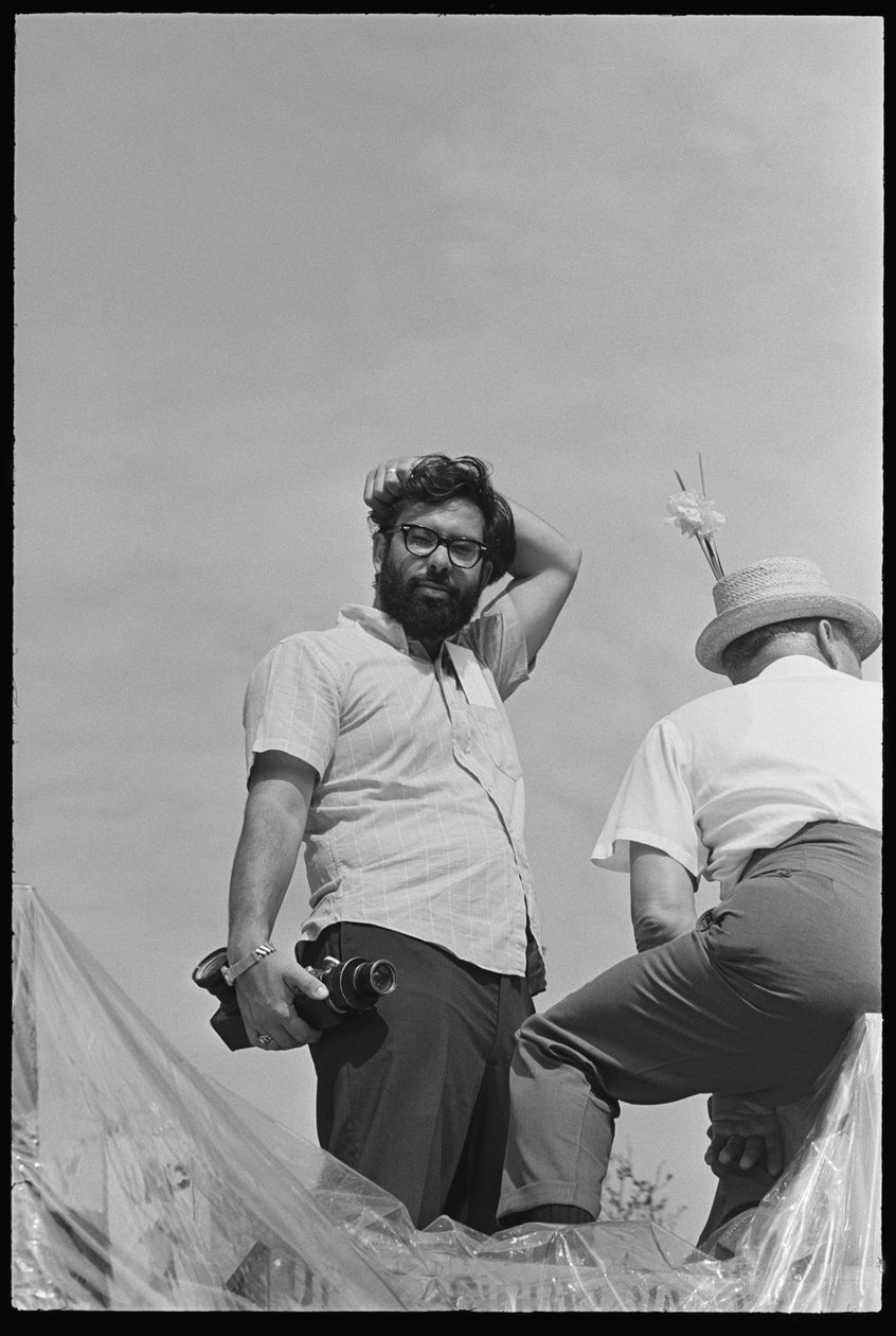 Francis Ford Coppola na planie „Tęczy Fina”, 1968 (zdjęcie czarno-białe) autorstwa Orlando Suero