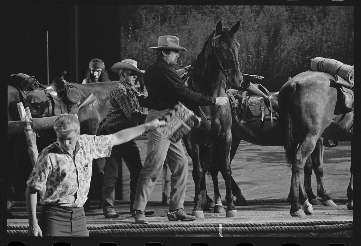Gregory Peck z koniem na planie „Złoto Mackenny” autorstwa Orlando Suero